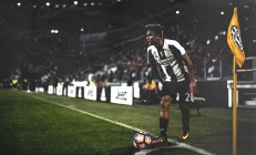 开云体育官网-法国队轻取泰国队展团队实力，桃田贤斗惊艳四座显王者归来