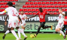 开云体育登录-中场失误！波尔多尴尬主场失利，晋级悬念难解