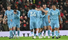 开云体育在线-曼联后卫盯人严密，成功挡下对手进攻的简单介绍