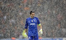 开云体育平台APP-布伦森单核闪耀，湖人团队篮球完胜北京队展现NBA与CBA的差距