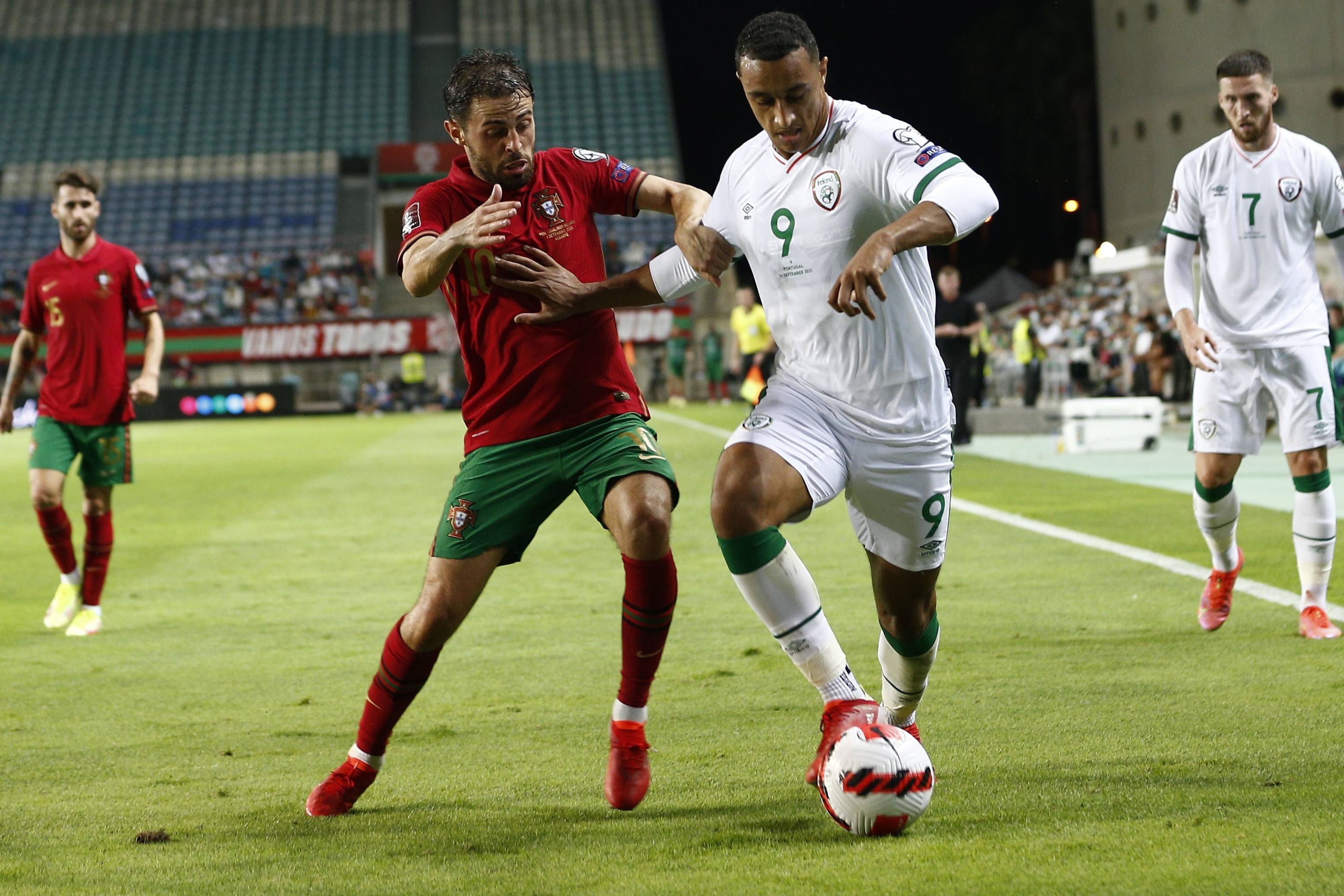 包含巴塞罗那与AC米兰交锋，点燃全球球迷热情的词条