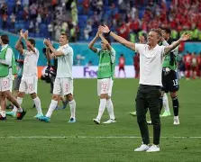 包含西班牙队晋级欧预赛比赛下一轮的词条